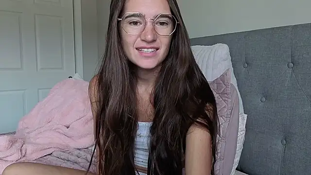 Snapshot of bambifarrina chatting on August 6, 3:47 pm bambifarrina online show from August 6, 3:47 pm