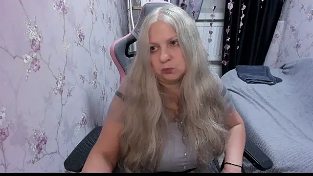 Snapshot of silver_moon_light chatting on September 19, 9:04 pm silver moon light online show from September 19, 9:04 pm