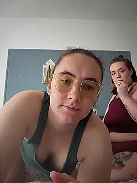 Snapshot of AndHerXO chatting on April 19, 1:43 pm AndHerXO online show from April 19, 1:43 pm