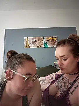 Snapshot of AndHerXO chatting on April 22, 2:18 pm AndHerXO online show from April 22, 2:18 pm