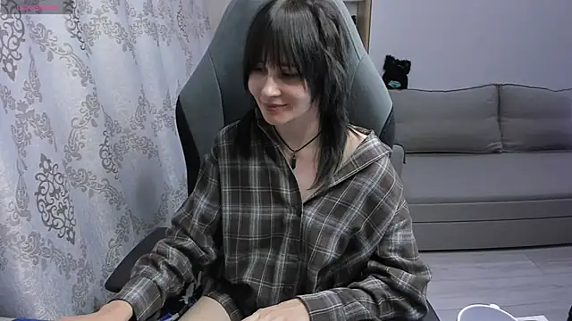 Snapshot of MistyDark chatting on May 6, 12:32 pm MistyDark online show from May 6, 12:32 pm