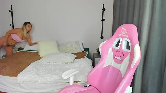 Snapshot of Marie_Ellie chatting on October 15, 2:01 am Marie Ellie online show from October 15, 2:01 am