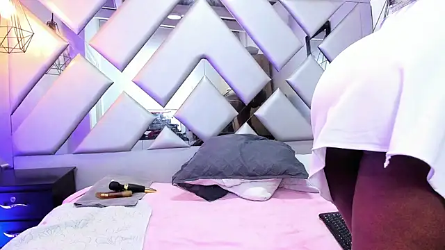 Lorenn Hill online show from September 26, 1:04 pm