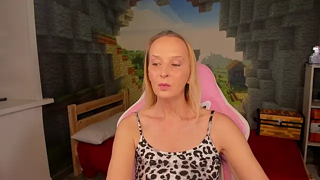 Snapshot of ClaraParks chatting on January 9, 10:18 am ClaraParks online show from January 9, 10:18 am