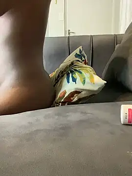 prettydollyy online show from March 31, 9:15 pm