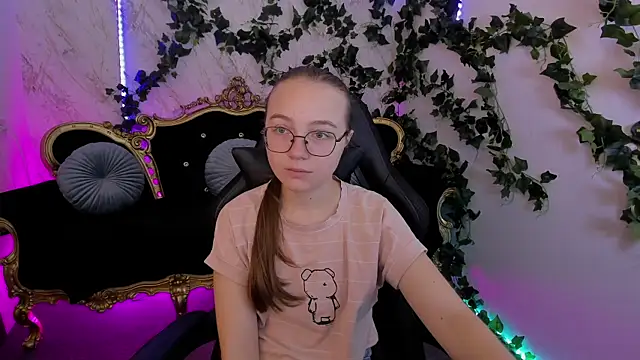 ArrinaWairr online show from September 26, 7:12 am