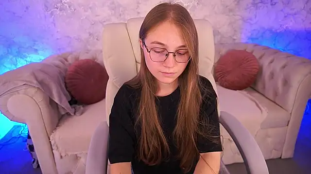 ArrinaWairr online show from October 2, 2:13 pm