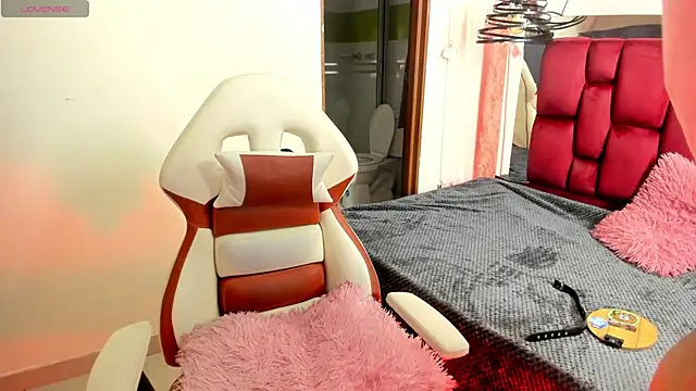 Snapshot of Sheilly_brown chatting on October 15, 6:52 pm Sheilly brown online show from October 15, 6:52 pm