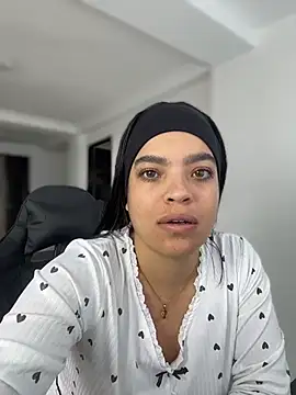 JuanitaMore01 online show from March 29, 7:25 pm