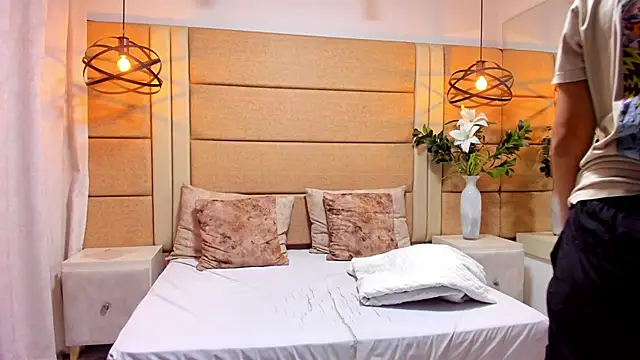 AnnieAndReach online show from November 25, 7:47 pm