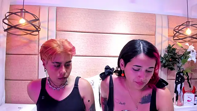 AnnieAndReach online show from December 22, 7:33 pm