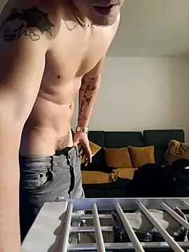 Snapshot of cameron334 chatting on October 27, 2:26 am cameron334 online show from October 27, 2:26 am