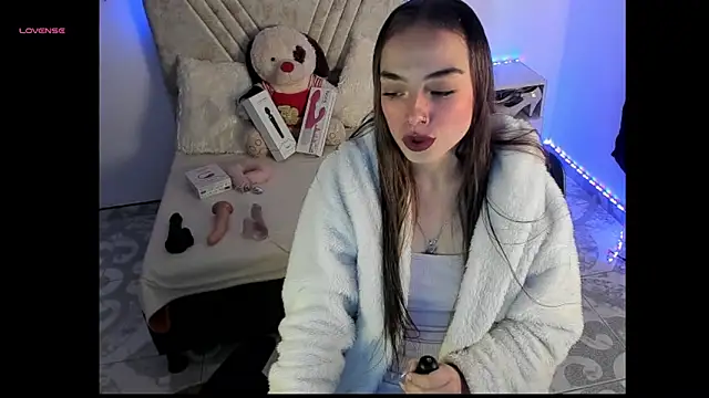 Snapshot of Mia_Victoria22 chatting on May 23, 7:18 pm Mia Victoria22 online show from May 23, 7:18 pm