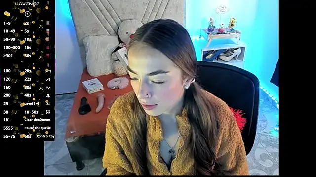Snapshot of Mia_Victoria22 chatting on July 5, 6:59 pm Mia Victoria22 online show from July 5, 6:59 pm