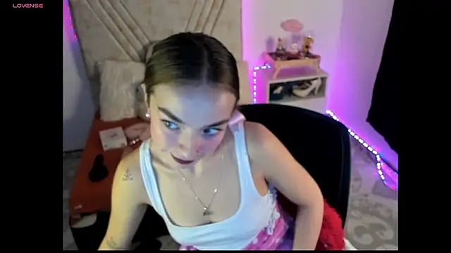Snapshot of Mia_Victoria22 chatting on July 22, 1:41 am Mia Victoria22 online show from July 22, 1:41 am