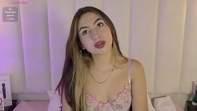 ChloeJoness  online show from November 27, 8:55 pm