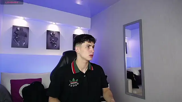 Snapshot of AdrianRinaldi chatting on September 13, 8:08 pm AdrianRinaldi online show from September 13, 8:08 pm