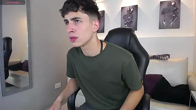 Snapshot of AdrianRinaldi chatting on September 24, 8:34 pm AdrianRinaldi online show from September 24, 8:34 pm