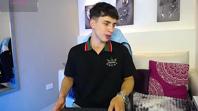 Snapshot of AdrianRinaldi chatting on September 27, 8:14 pm AdrianRinaldi online show from September 27, 8:14 pm