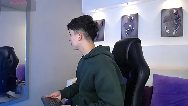 Snapshot of AdrianRinaldi chatting on September 30, 7:52 pm AdrianRinaldi online show from September 30, 7:52 pm