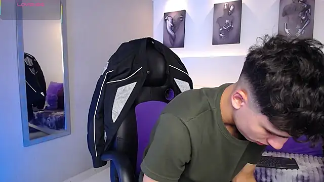 Snapshot of AdrianRinaldi chatting on October 3, 7:44 pm AdrianRinaldi online show from October 3, 7:44 pm