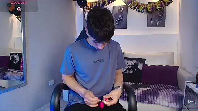 Snapshot of AdrianRinaldi chatting on October 11, 8:18 pm AdrianRinaldi online show from October 11, 8:18 pm