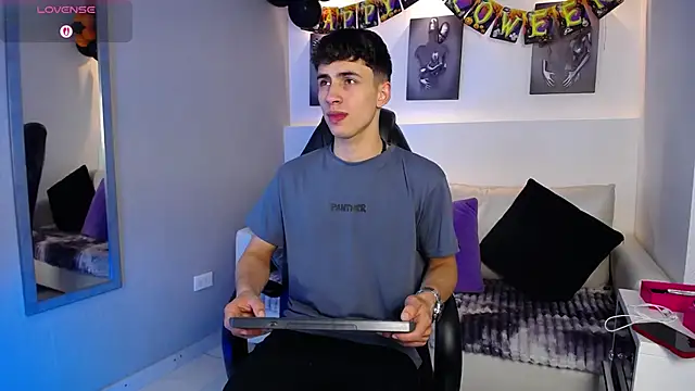 Snapshot of AdrianRinaldi chatting on October 16, 9:05 pm AdrianRinaldi online show from October 16, 9:05 pm