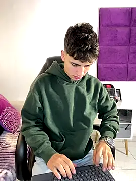 Snapshot of AdrianRinaldi chatting on October 22, 7:35 pm AdrianRinaldi online show from October 22, 7:35 pm