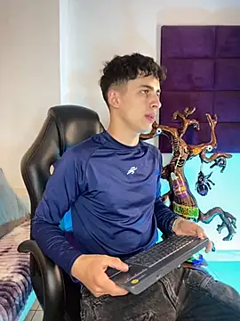 Snapshot of AdrianRinaldi chatting on October 29, 7:48 pm AdrianRinaldi online show from October 29, 7:48 pm