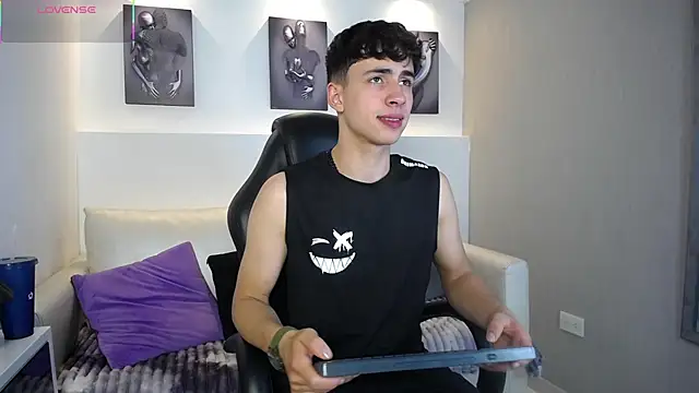 Snapshot of AdrianRinaldi chatting on November 12, 8:08 pm AdrianRinaldi online show from November 12, 8:08 pm