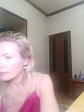 Snapshot of Julia_Giulia chatting on October 9, 9:24 pm Julia Giulia online show from October 9, 9:24 pm