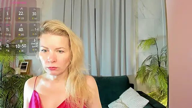Snapshot of Julia_Giulia chatting on April 19, 11:42 am Julia Giulia online show from April 19, 11:42 am