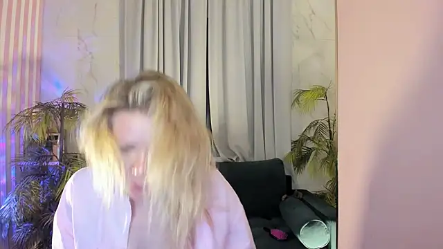 Snapshot of Julia_Giulia chatting on April 23, 1:35 pm Julia Giulia online show from April 23, 1:35 pm