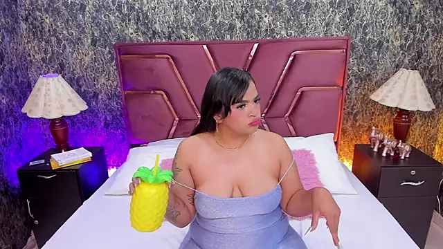 Karina Andrade online show from December 13, 8:36 pm