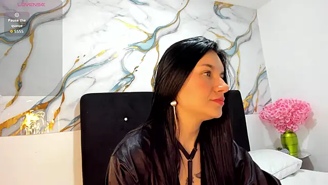 Snapshot of RoxanaBorns_ chatting on June 1, 2:08 pm RoxanaBorns online show from June 1, 2:08 pm