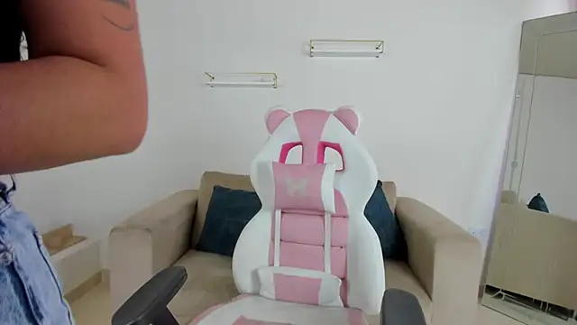 april smiith online show from December 3, 12:14 pm