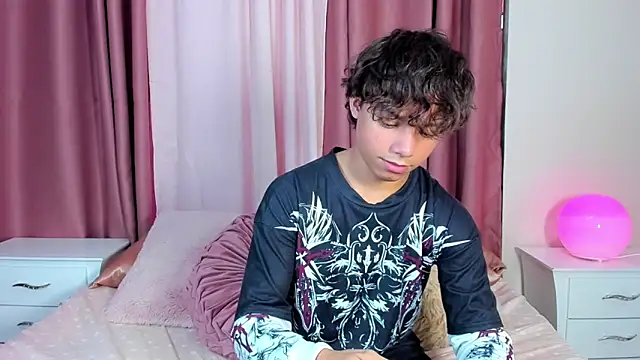 Snapshot of Honeymoon_sariel chatting on January 16, 8:35 pm Honeymoon sariel online show from January 16, 8:35 pm