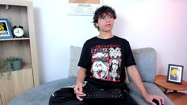 Snapshot of Honeymoon_sariel chatting on February 5, 1:27 pm Honeymoon sariel online show from February 5, 1:27 pm