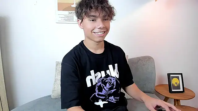 Snapshot of Honeymoon_sariel chatting on February 19, 7:43 pm Honeymoon sariel online show from February 19, 7:43 pm