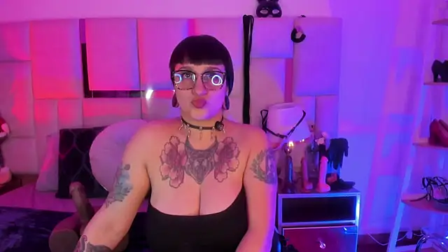 Violett Novoa online show from December 19, 7:21 pm