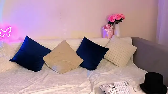 Bella Hillss online show from November 6, 7:48 pm