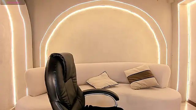 MiaLaurence online show from April 14, 7:53 pm