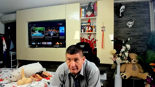 SpartacusDaddy48 online show from April 8, 8:25 am