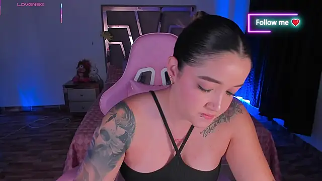 lunaarose online show from February 20, 3:36 am