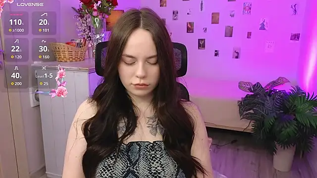 Snapshot of Alice_Moondark chatting on February 3, 7:19 pm Alice Moondark online show from February 3, 7:19 pm