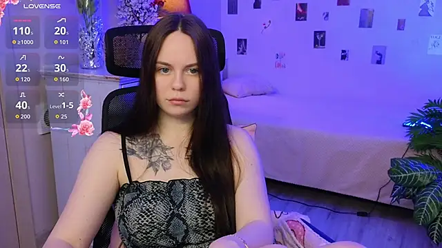 Snapshot of Alice_Moondark chatting on February 9, 8:24 pm Alice Moondark online show from February 9, 8:24 pm