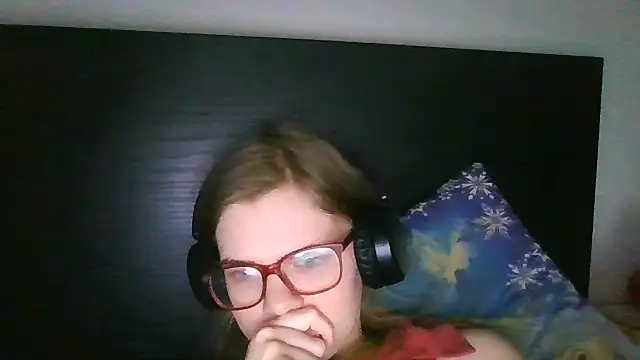 Moonolighta online show from December 3, 12:25 pm