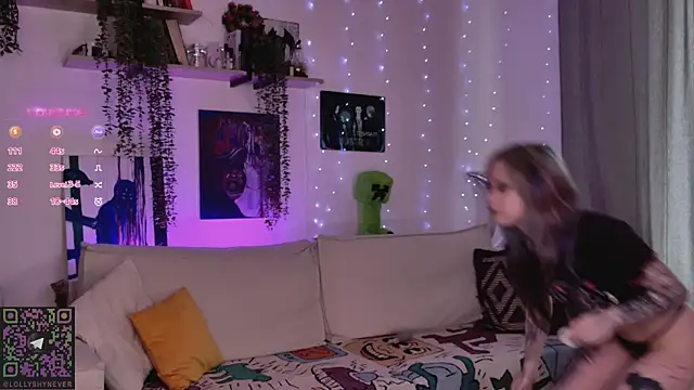 Snapshot of Lollyshy chatting on February 20, 8:27 am Lollyshy online show from February 20, 8:27 am