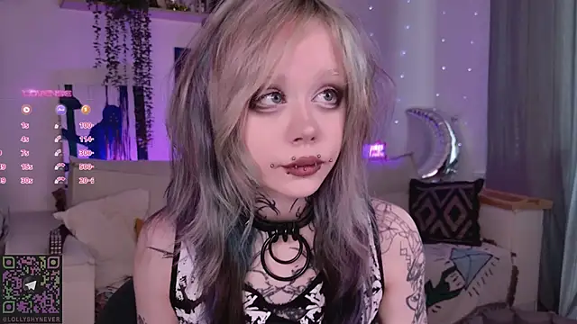 Snapshot of Lollyshy chatting on February 25, 8:24 am Lollyshy online show from February 25, 8:24 am