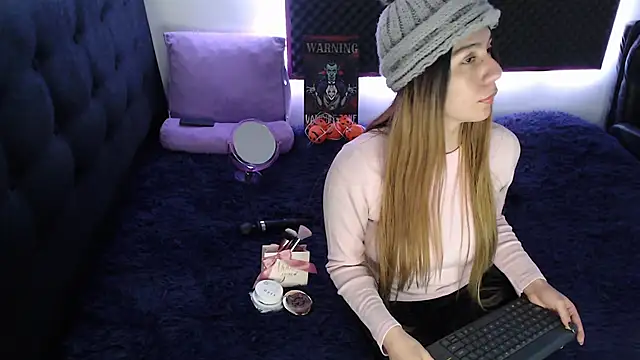 karlamoon23 online show from October 11, 1:05 am